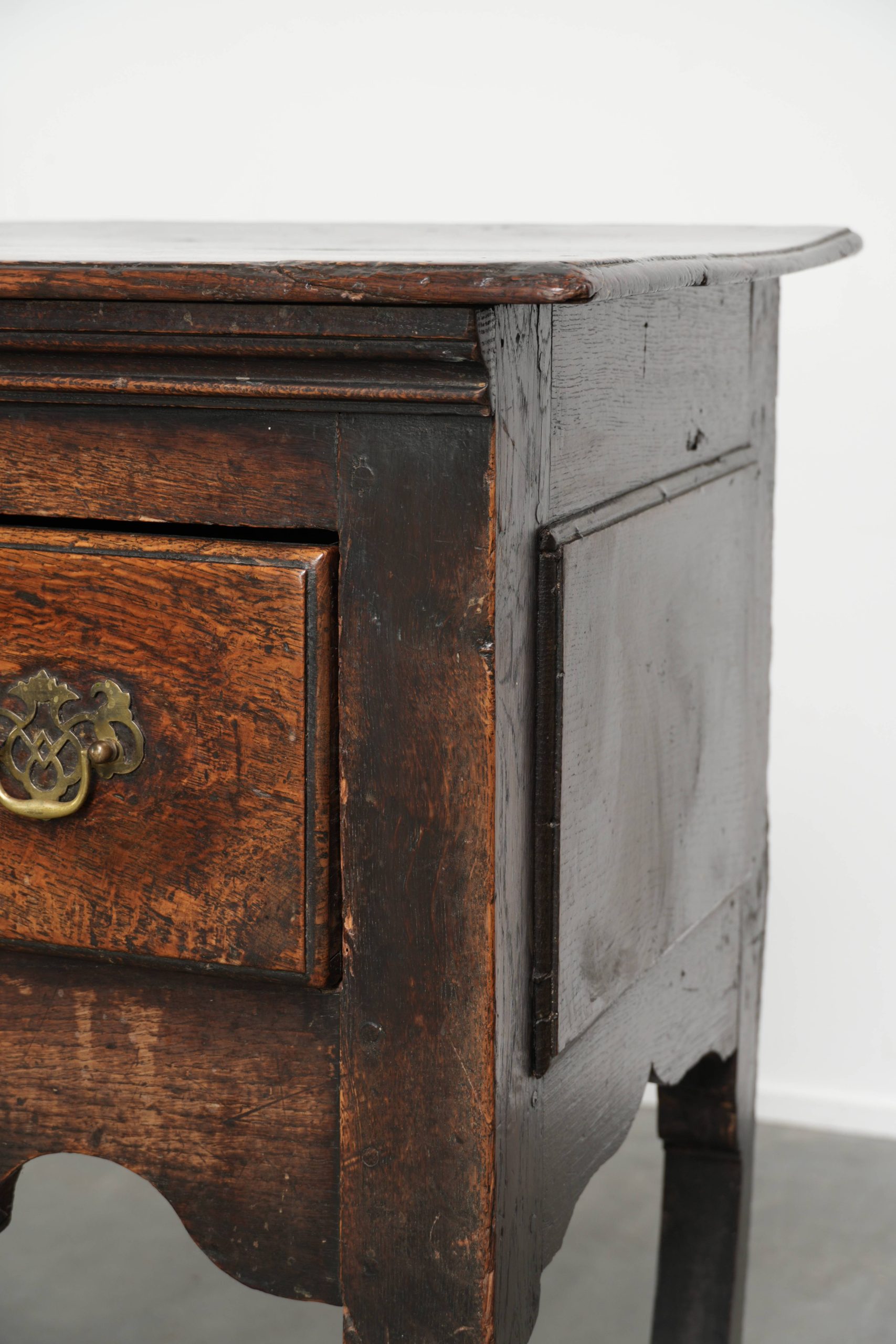 Groot Engels antiek eikenhouten dressoir/ dresser met 3 werkende lades uit begin 18e eeuw met een prachtig patina - Afbeelding 10