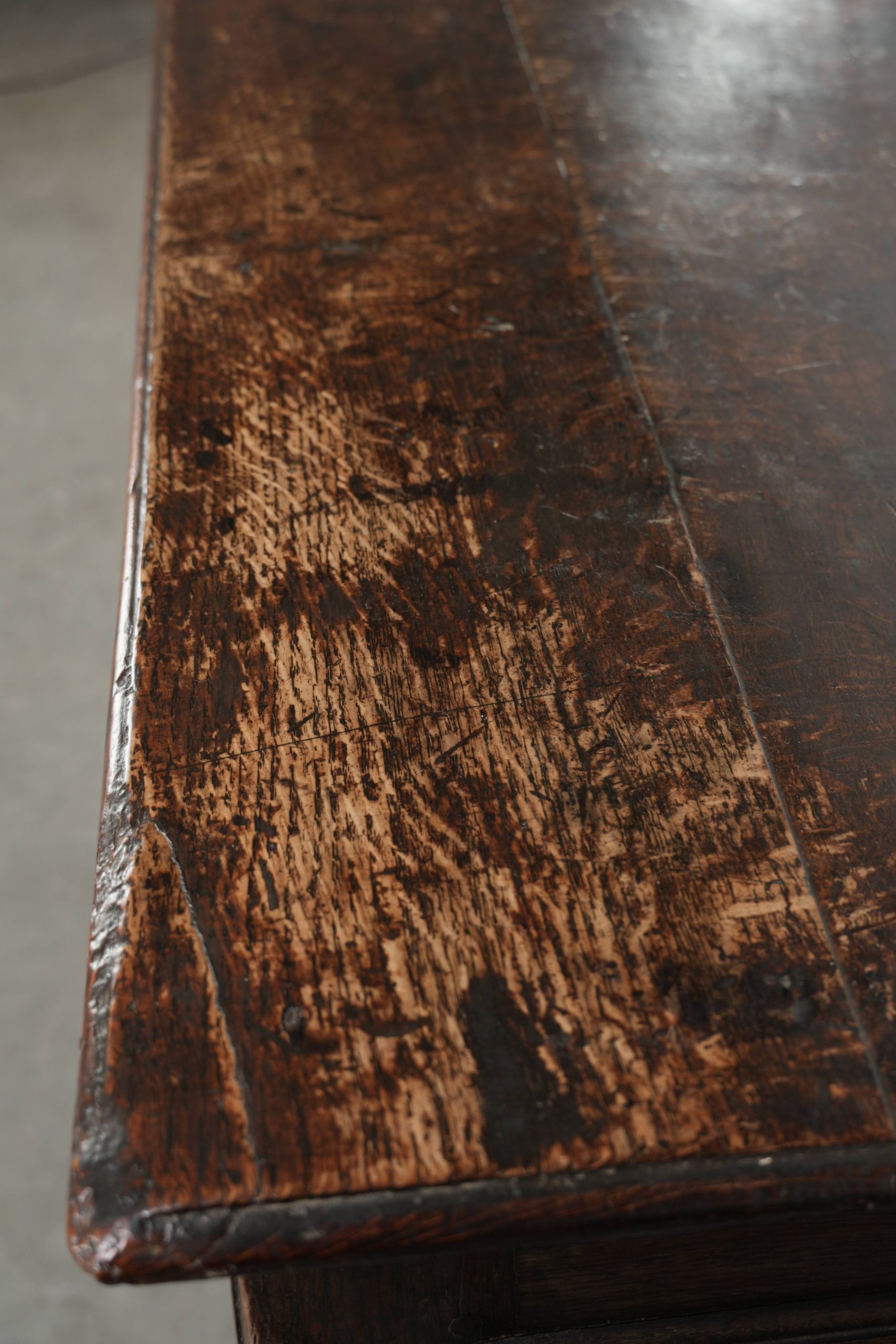 Groot Engels antiek eikenhouten dressoir/ dresser met 3 werkende lades uit begin 18e eeuw met een prachtig patina - Afbeelding 15