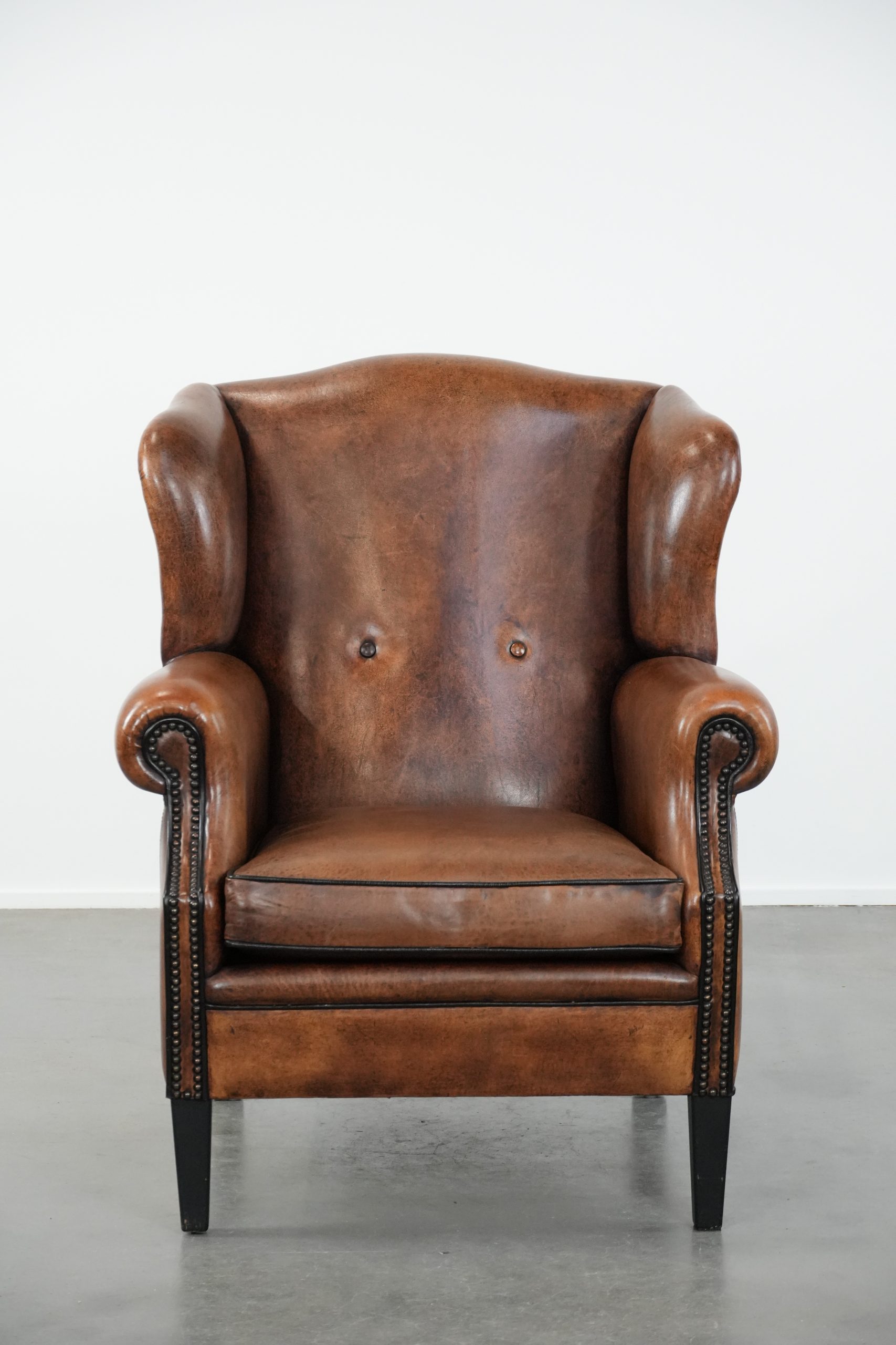 Tijdloze en comfortabele schapenleren oorfauteuil met mooie kleuren en een afwerking met siernagels en zwarte biezen - Afbeelding 2