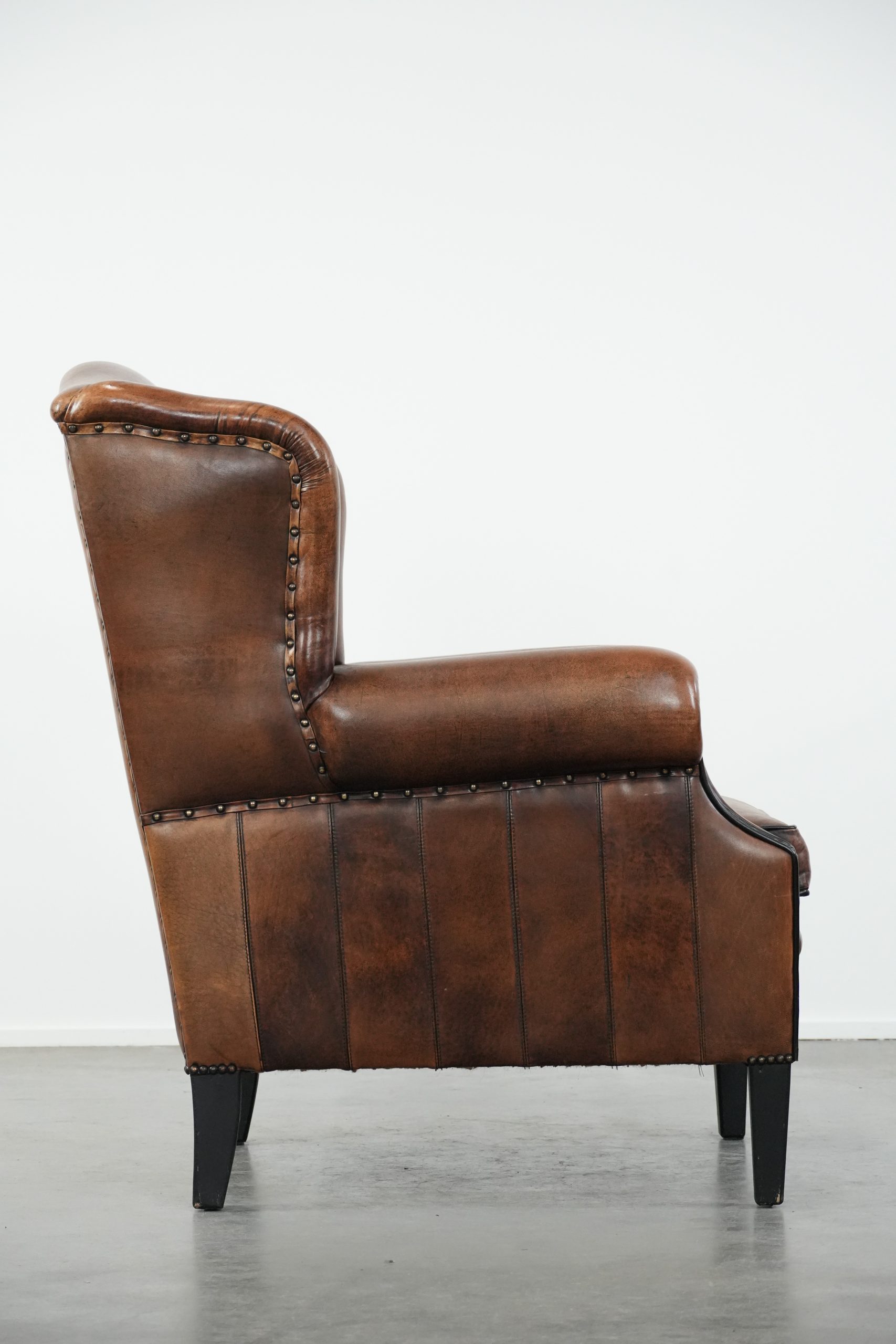 Tijdloze en comfortabele schapenleren oorfauteuil met mooie kleuren en een afwerking met siernagels en zwarte biezen - Afbeelding 3