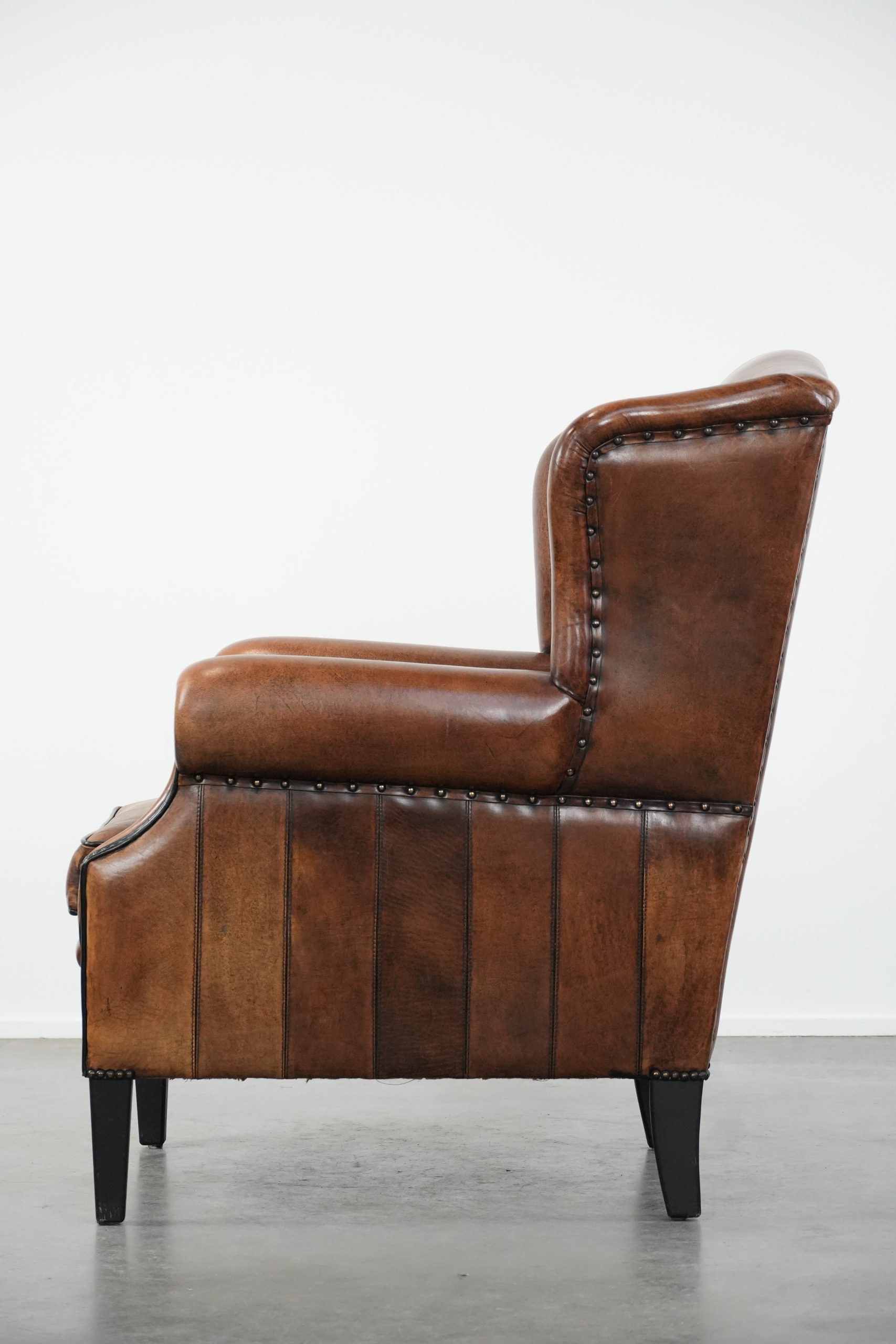 Tijdloze en comfortabele schapenleren oorfauteuil met mooie kleuren en een afwerking met siernagels en zwarte biezen - Afbeelding 5