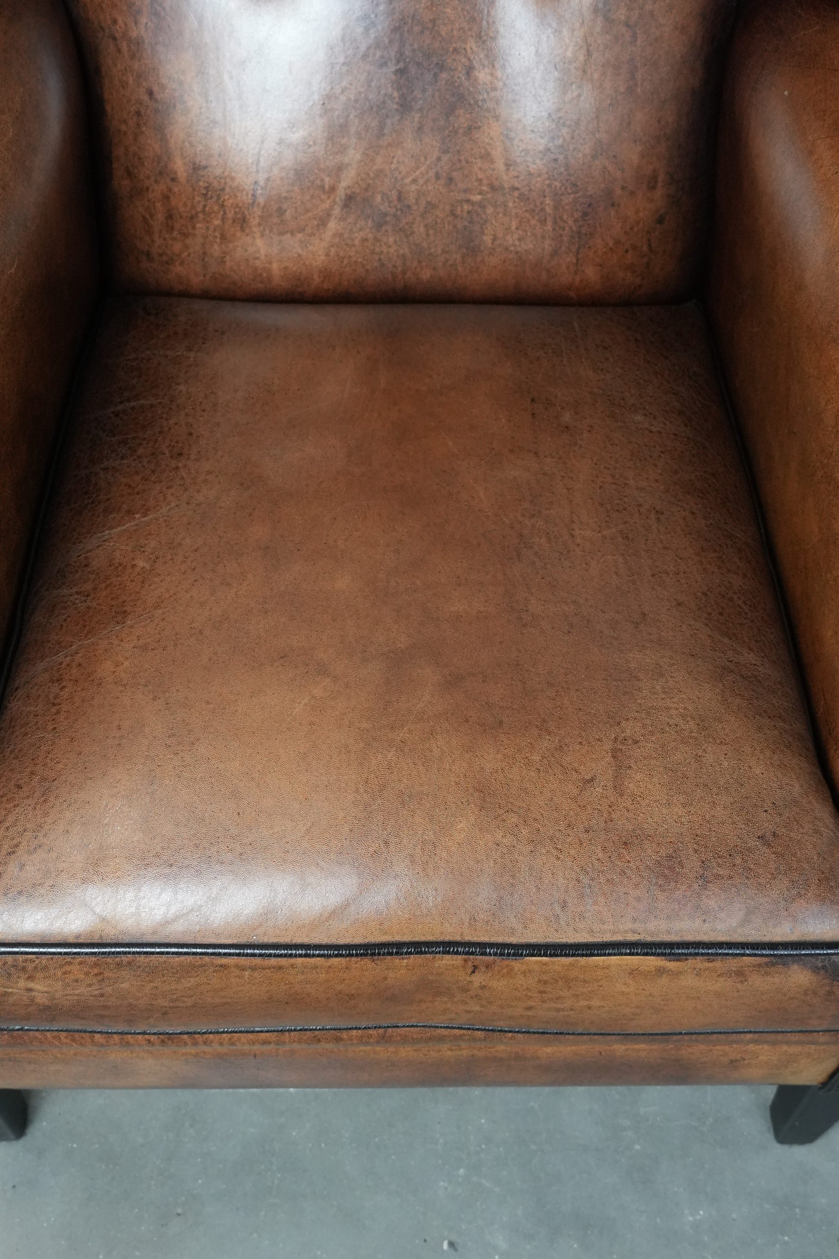Tijdloze en comfortabele schapenleren oorfauteuil met mooie kleuren en een afwerking met siernagels en zwarte biezen - Afbeelding 6