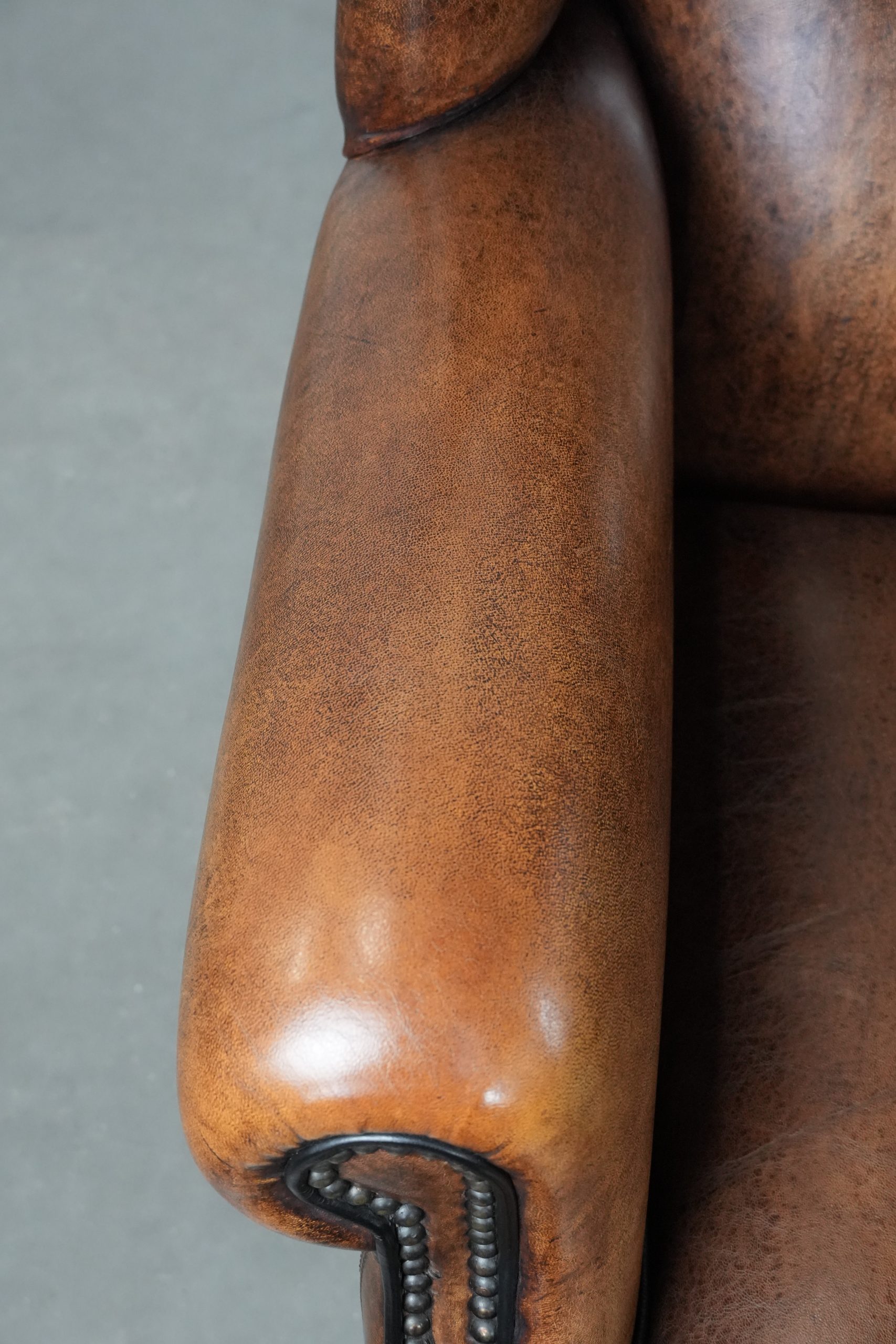 Tijdloze en comfortabele schapenleren oorfauteuil met mooie kleuren en een afwerking met siernagels en zwarte biezen - Afbeelding 7