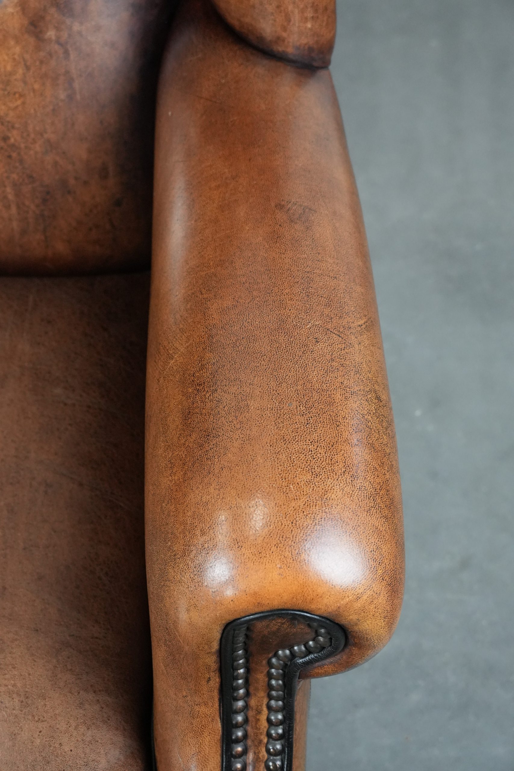 Tijdloze en comfortabele schapenleren oorfauteuil met mooie kleuren en een afwerking met siernagels en zwarte biezen - Afbeelding 8