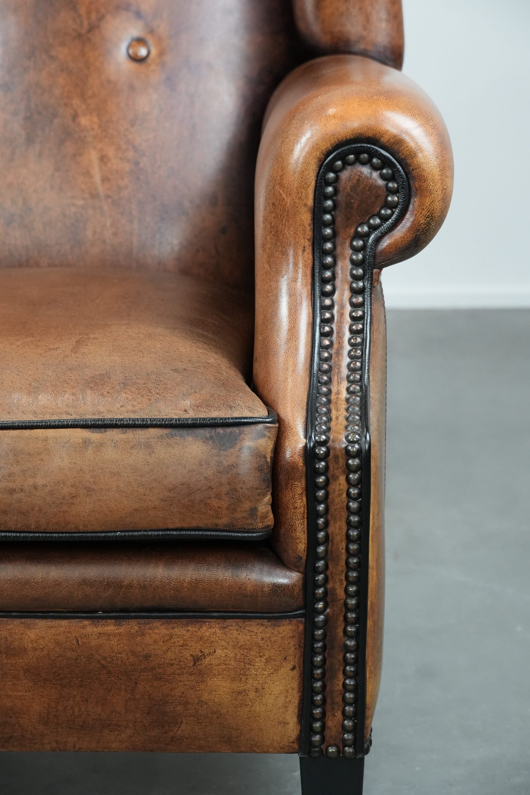 Tijdloze en comfortabele schapenleren oorfauteuil met mooie kleuren en een afwerking met siernagels en zwarte biezen - Afbeelding 9