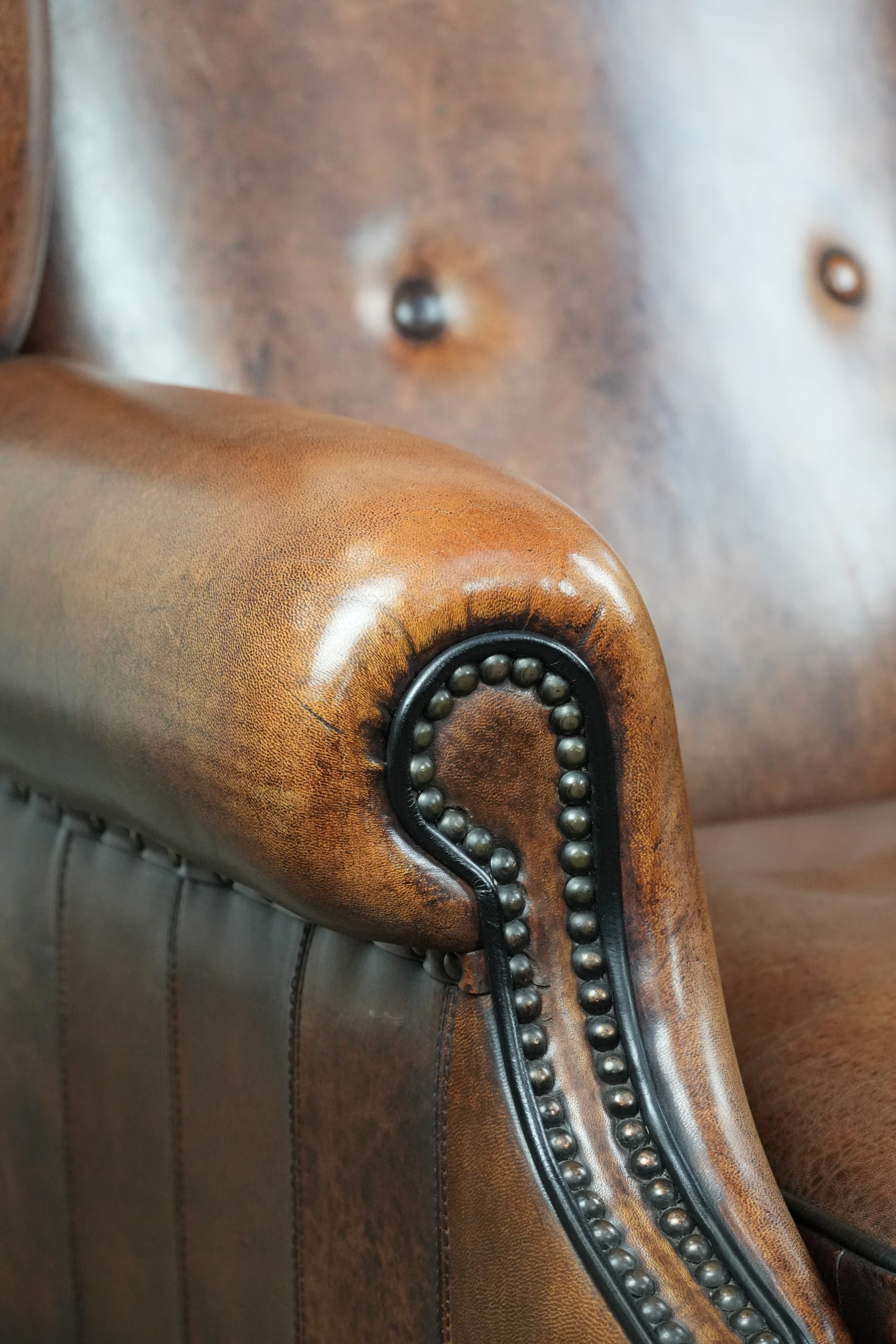 Tijdloze en comfortabele schapenleren oorfauteuil met mooie kleuren en een afwerking met siernagels en zwarte biezen - Afbeelding 10
