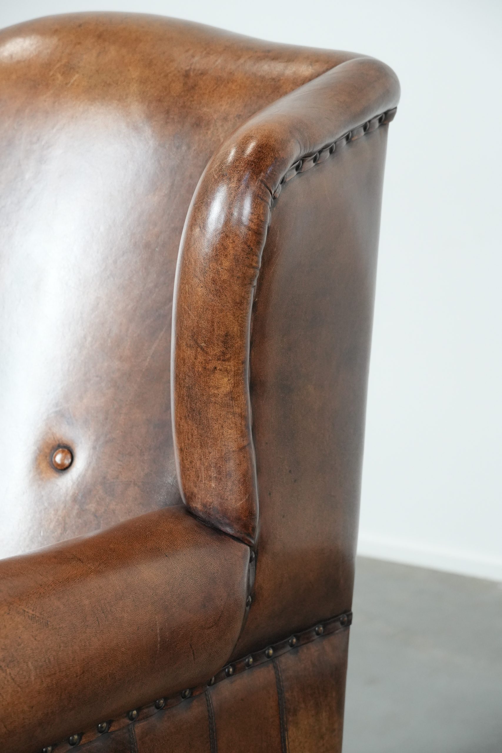 Tijdloze en comfortabele schapenleren oorfauteuil met mooie kleuren en een afwerking met siernagels en zwarte biezen - Afbeelding 12
