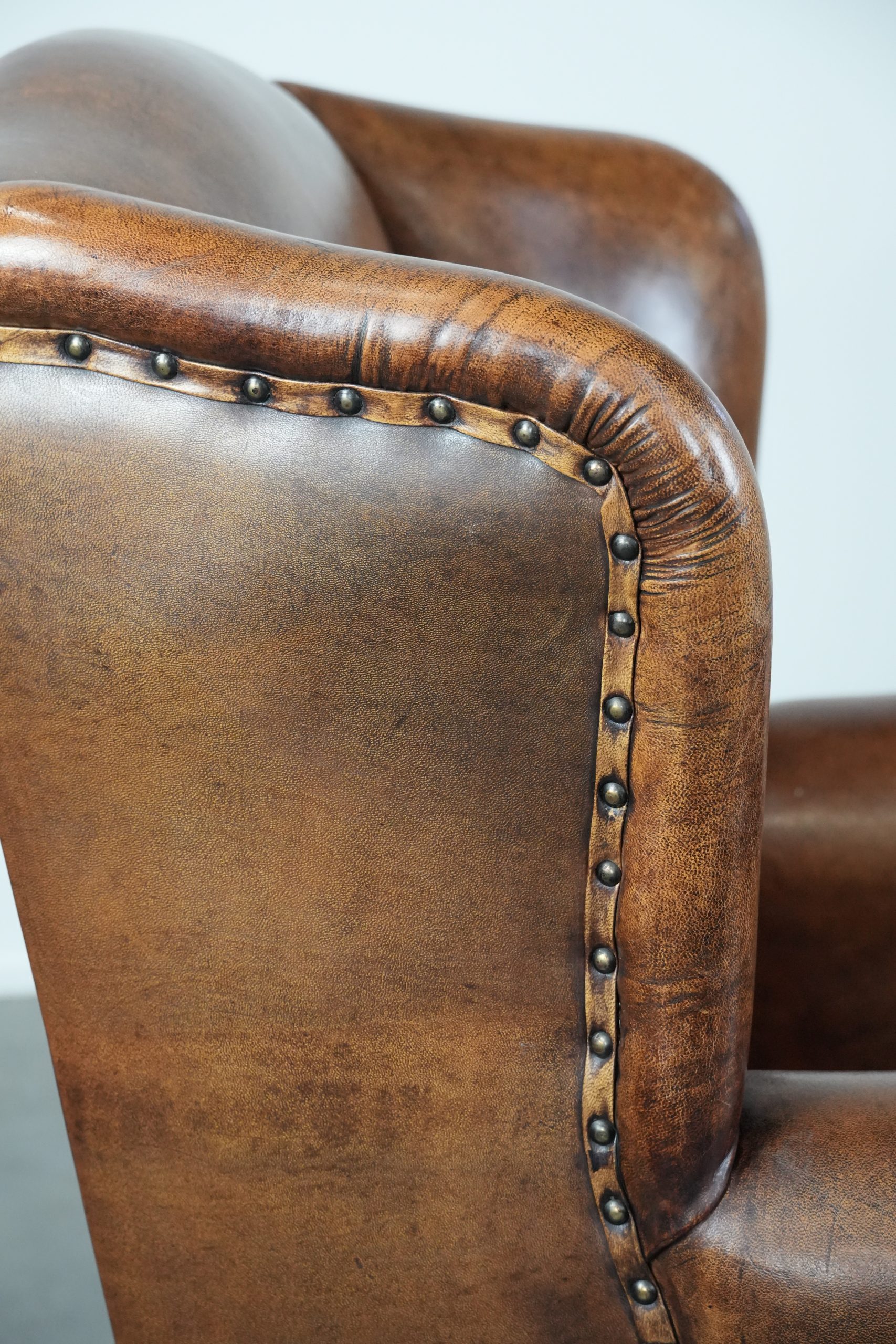 Tijdloze en comfortabele schapenleren oorfauteuil met mooie kleuren en een afwerking met siernagels en zwarte biezen - Afbeelding 13
