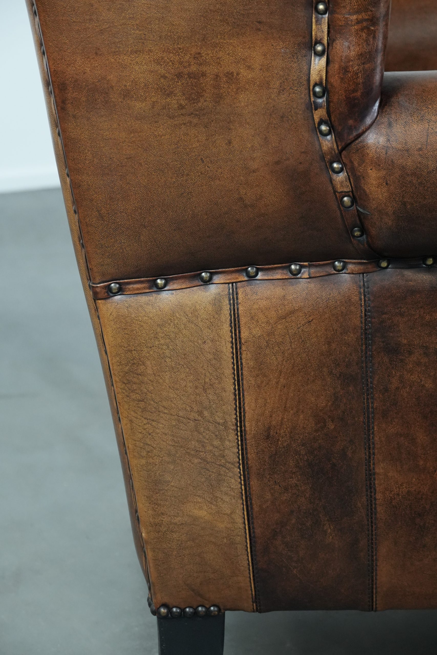 Tijdloze en comfortabele schapenleren oorfauteuil met mooie kleuren en een afwerking met siernagels en zwarte biezen - Afbeelding 14