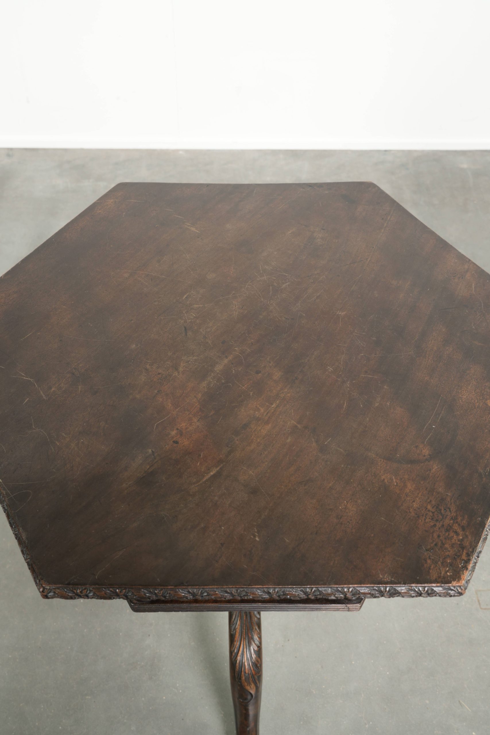 Antieke houten Engelse draaibare boekentafel/ bijzettafel uit de 19e eeuw met een zeskantig tafelblad - Afbeelding 4