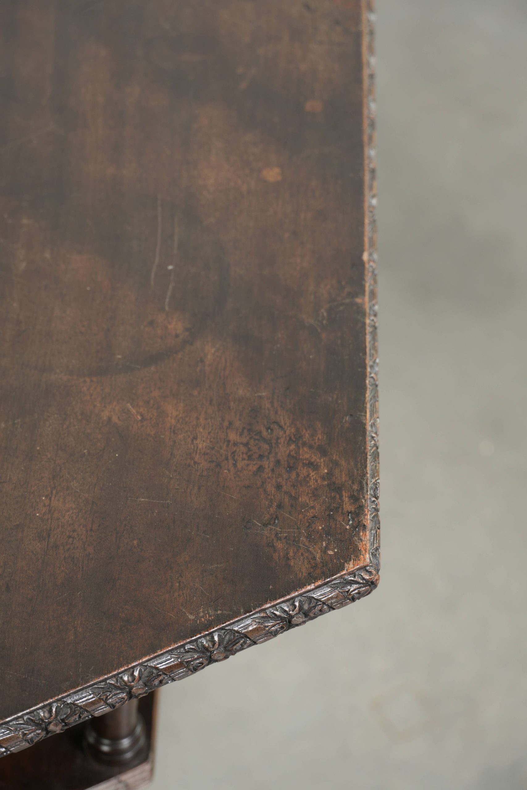 Antieke houten Engelse draaibare boekentafel/ bijzettafel uit de 19e eeuw met een zeskantig tafelblad - Afbeelding 7