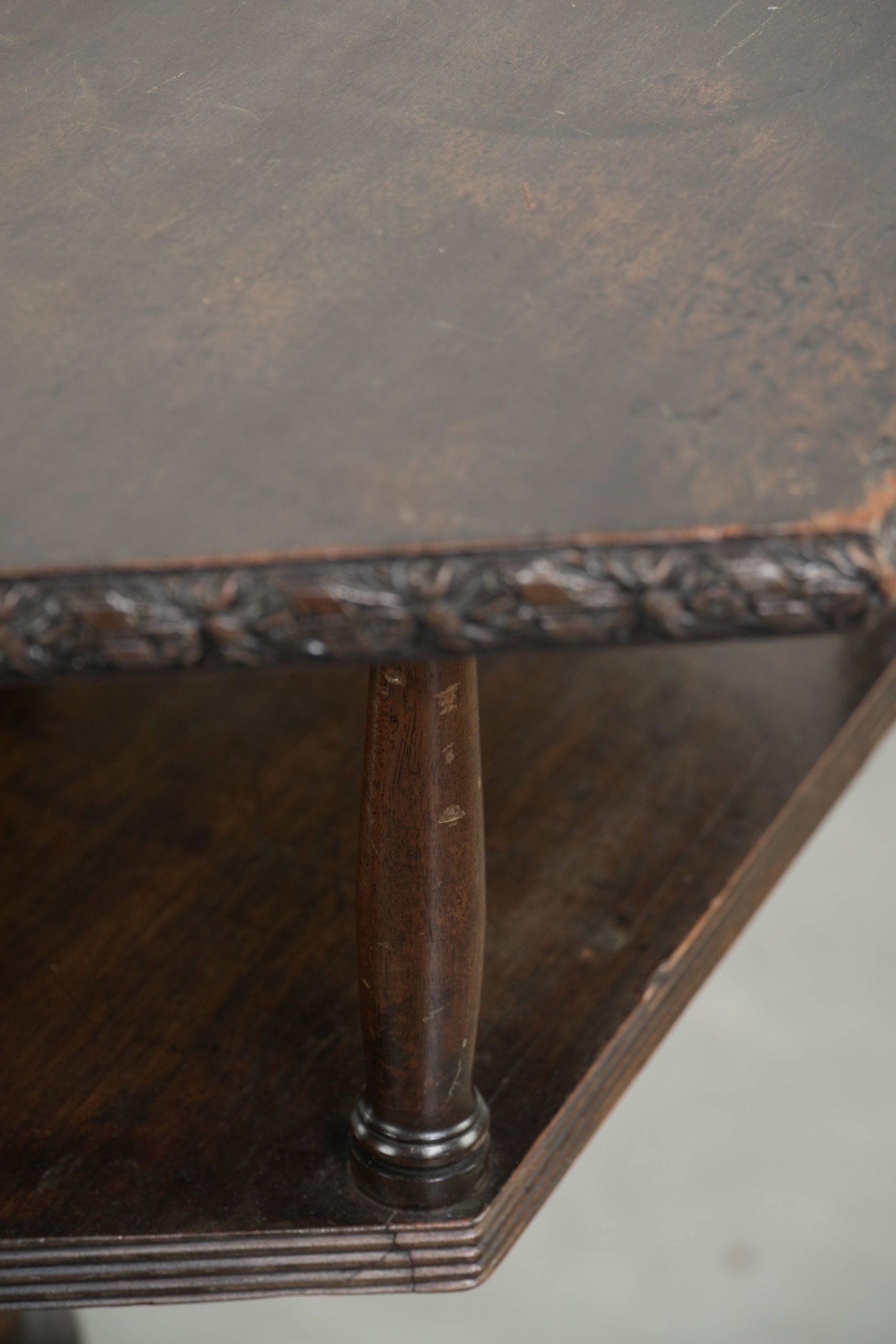 Antieke houten Engelse draaibare boekentafel/ bijzettafel uit de 19e eeuw met een zeskantig tafelblad - Afbeelding 10