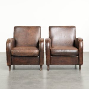 Set van 2 stoere vintage schapenleren armchairs met een mooie vormgeving en een goed zitcomfort