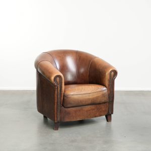 Mooie schapenleren clubfauteuil in Engelse stijl met prachtige cognac kleuren en een vast zitkussen