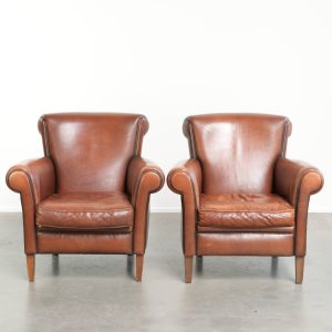 Leuke set van 2 comfortabele schapenleren armchairs met een tijdloze uitstraling en goed zitcomfort