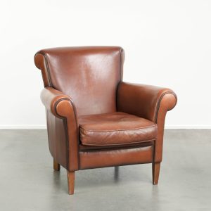 Tijdloze fauteuil/ armchair gemaakt van schapenleer met een mooie Engelse uitstraling