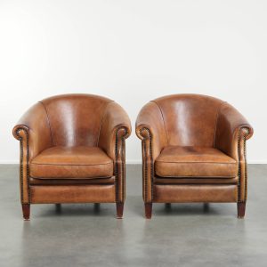Stoere set van twee ruime vintage schapenleren clubfauteuils