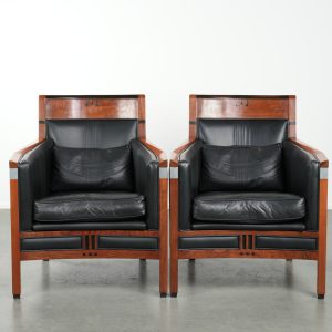In goede staat verkerende zwarte leren set van 2 Art Deco Schuitema design fauteuils uit de Decoforma Serie.