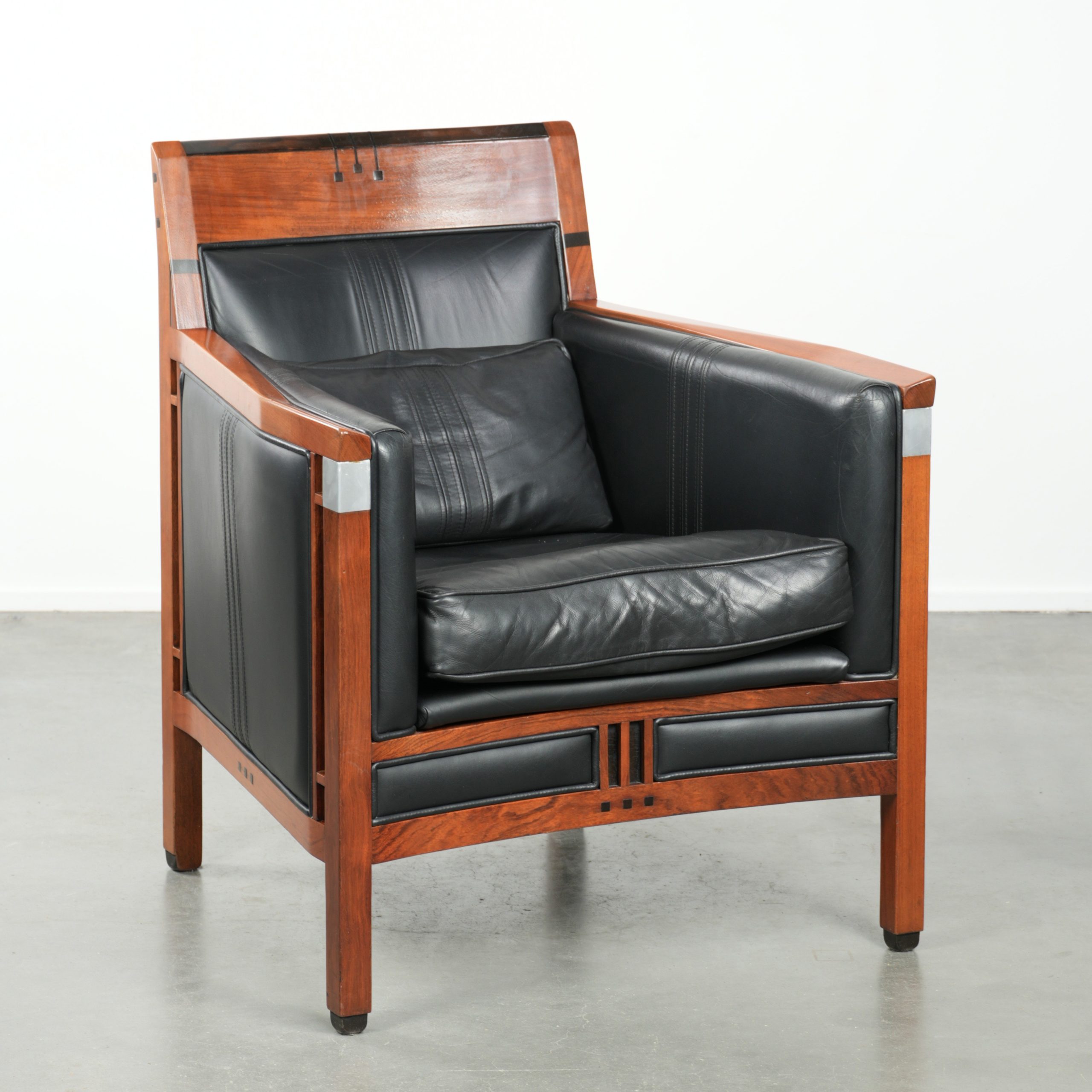 In goede staat verkerende zwarte leren Art Deco Schuitema design fauteuil uit de Decoforma serie