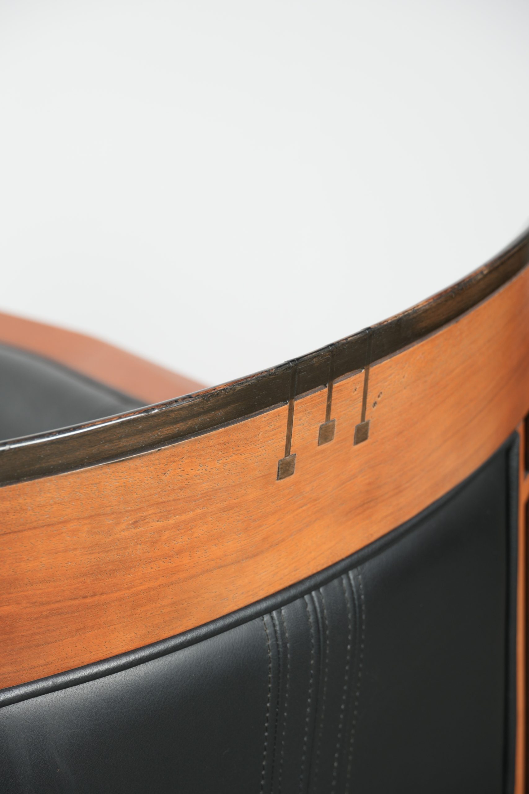In goede staat verkerende zwarte leren Art Deco Schuitema design fauteuil uit de Decoforma serie - Afbeelding 3