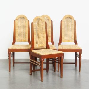 Unieke set van vier rieten Art Deco design eetkamerstoelen met een hoge rug en afneembare stoffen zitting