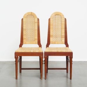 Leuke set van twee Art Deco design eetkamerstoelen met een houten frame en een afneembare stoffen zitting