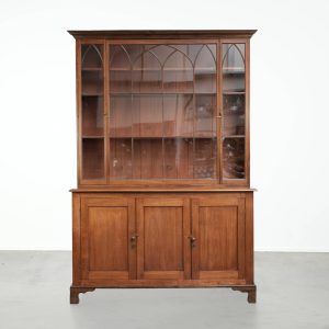 Prachtig antieke Engelse buffetkast in Gotische stijl met elegant gebogen hout en diepe kleuren uit begin 19e eeuw