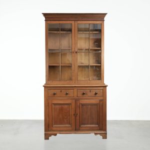 Antieke eikenhouten buffetkast/boekenkast met origineel glas en warme houtkleuren uit de 19e eeuw inclusief bijbehorende sleutels