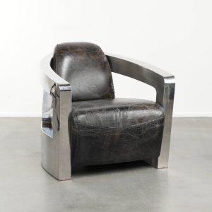 Vintage industriële Aviator design fauteuil in zwart rundleer afgewerkt met aluminium en popnagels