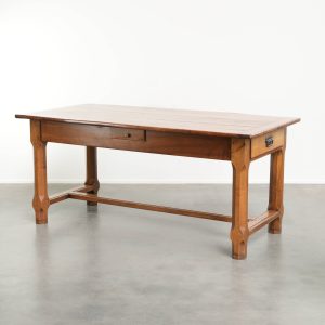 Karaktervolle antieke Franse eettafel met een vruchtbomenhouten blad en een eikenhouten onderstel uit de 18e eeuw