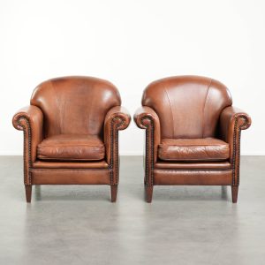 Comfortabele set van twee vintage schapenleren armchairs afgewerkt met siernagels