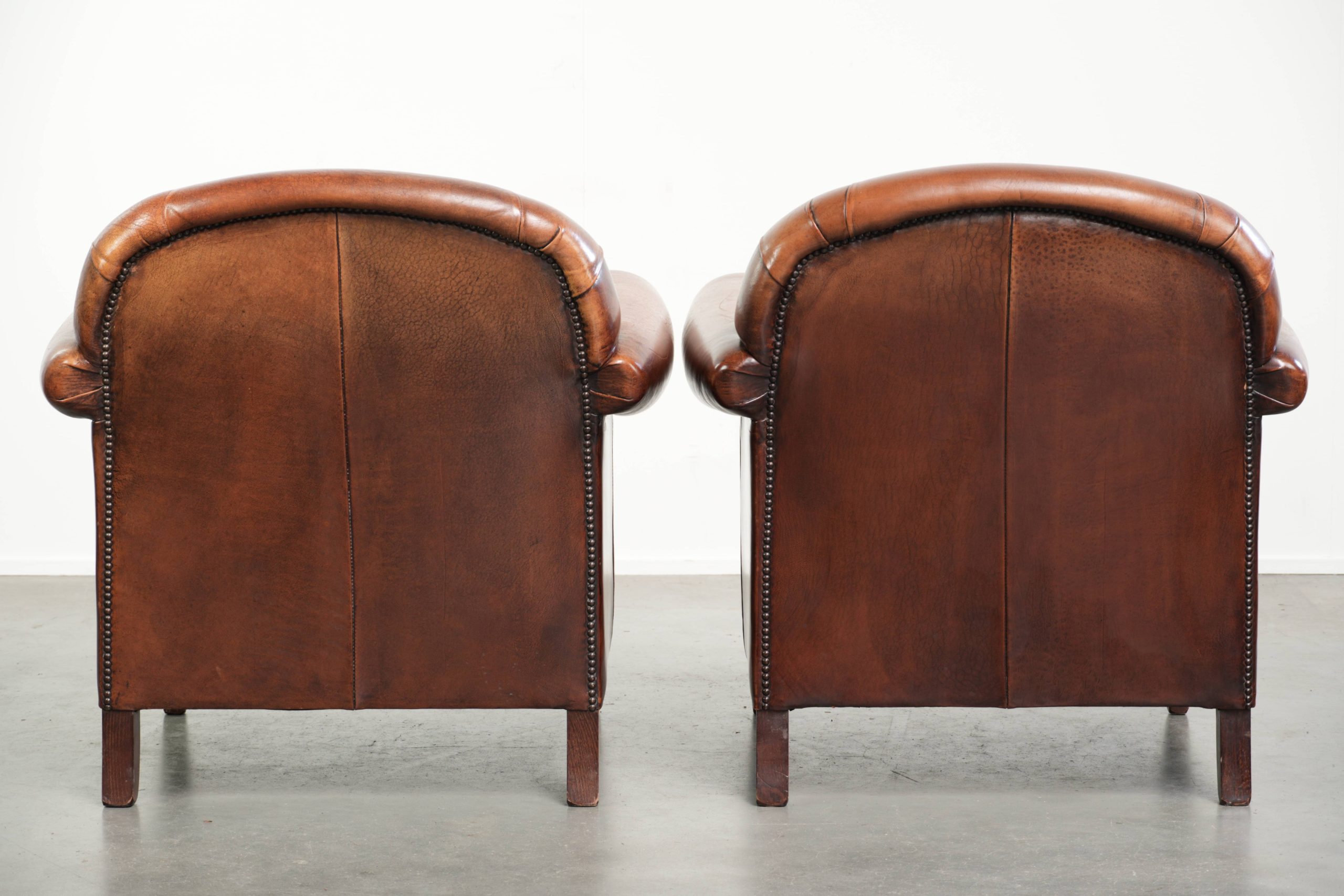 Comfortabele set van twee vintage schapenleren armchairs afgewerkt met siernagels - Afbeelding 3