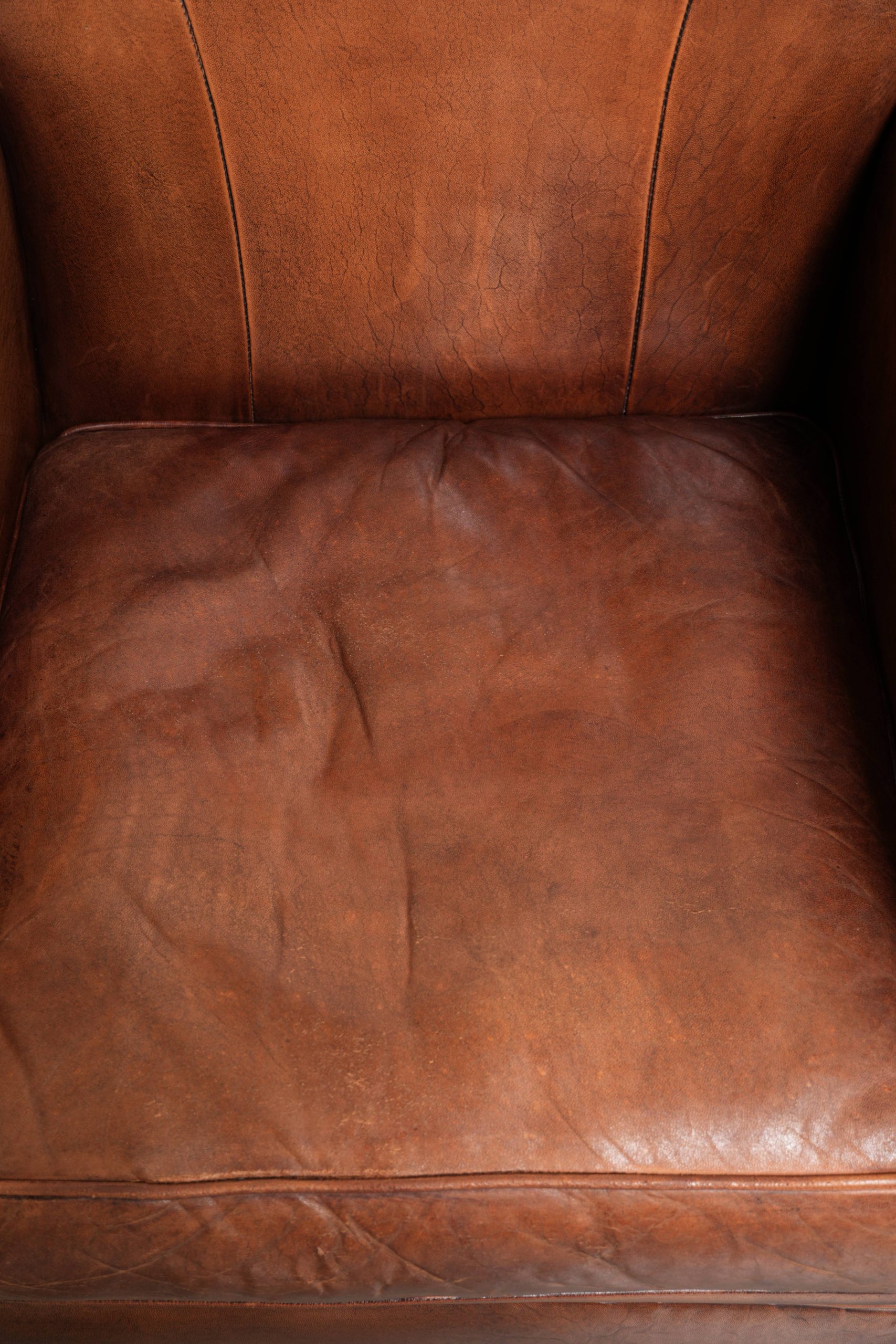 Comfortabele set van twee vintage schapenleren armchairs afgewerkt met siernagels - Afbeelding 6