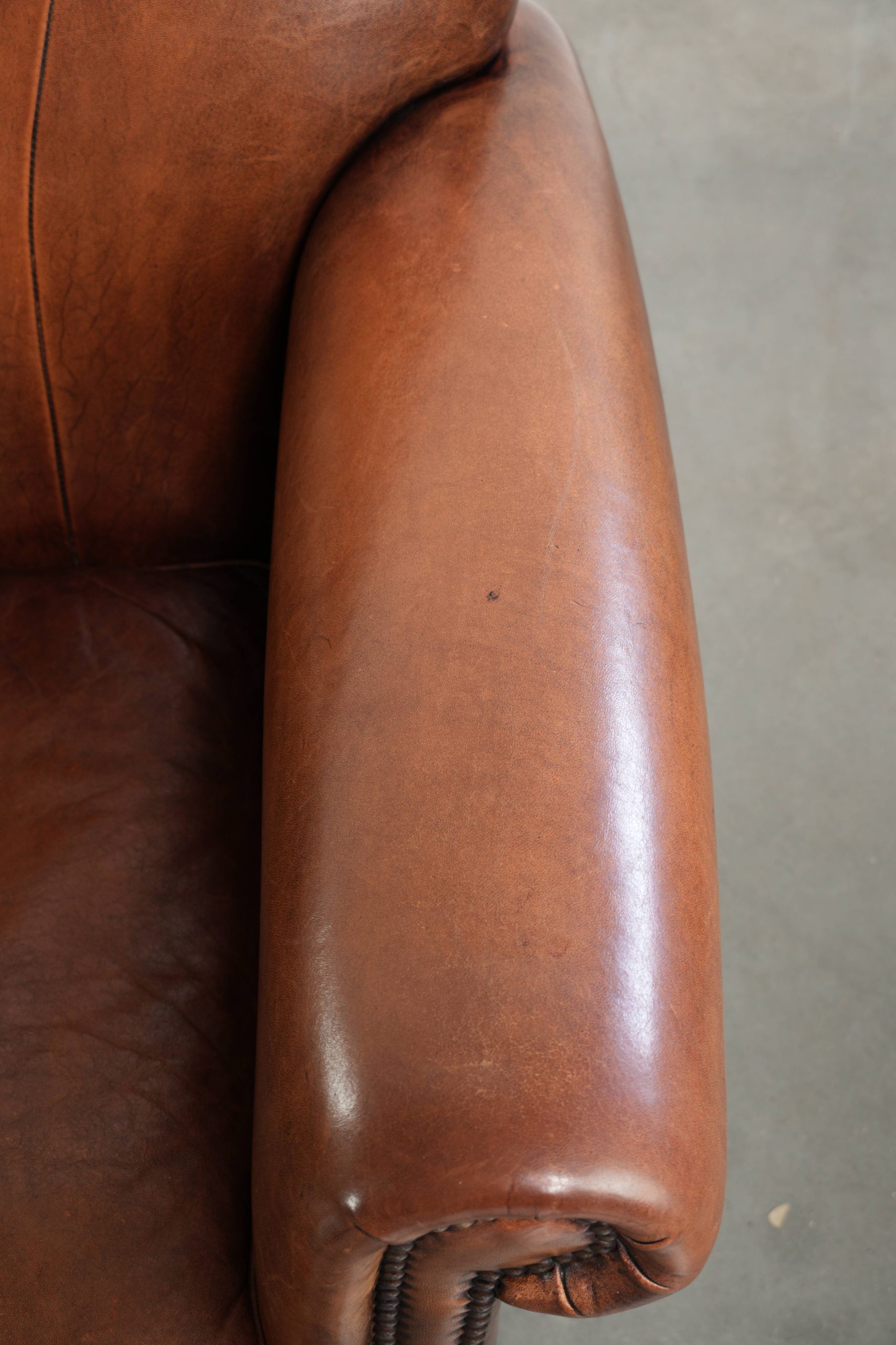 Comfortabele set van twee vintage schapenleren armchairs afgewerkt met siernagels - Afbeelding 9