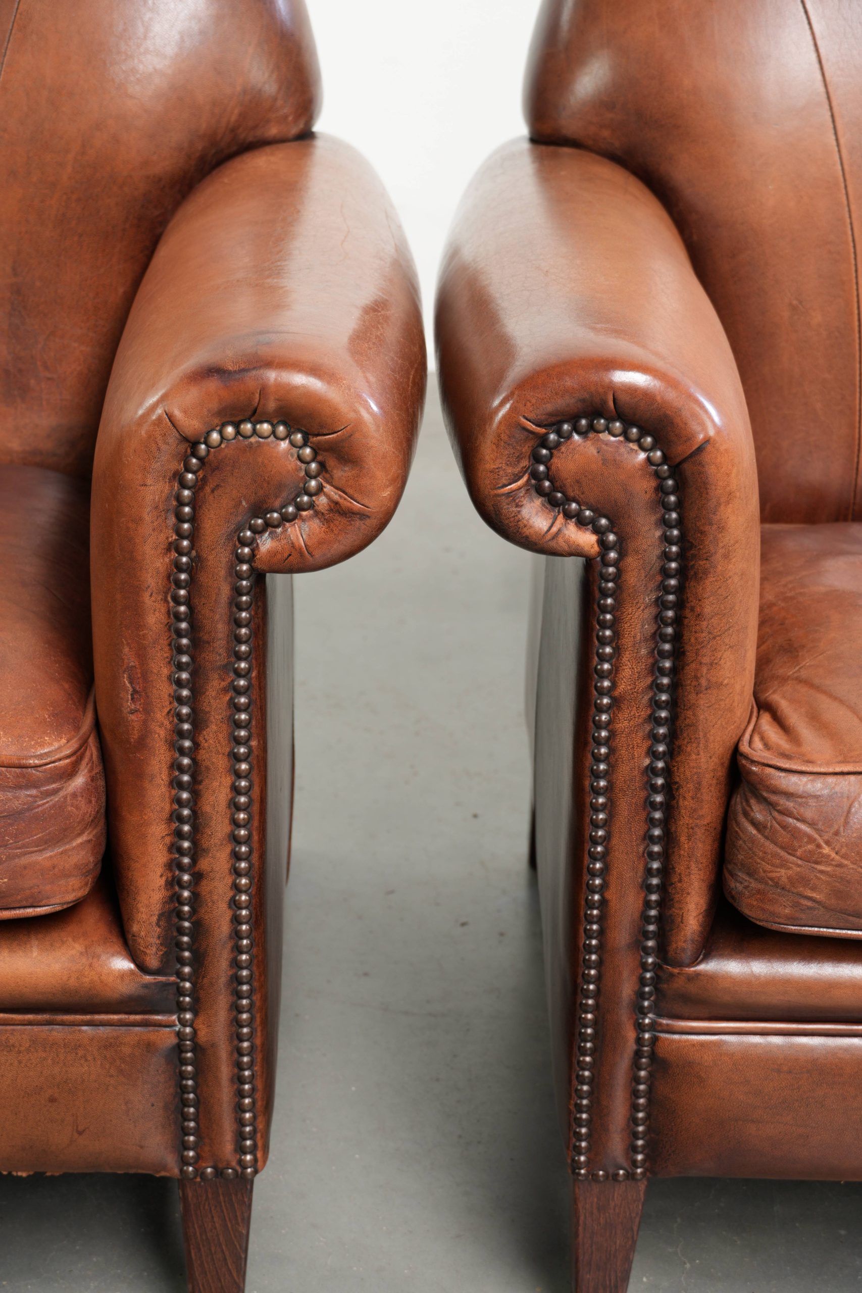 Comfortabele set van twee vintage schapenleren armchairs afgewerkt met siernagels - Afbeelding 10