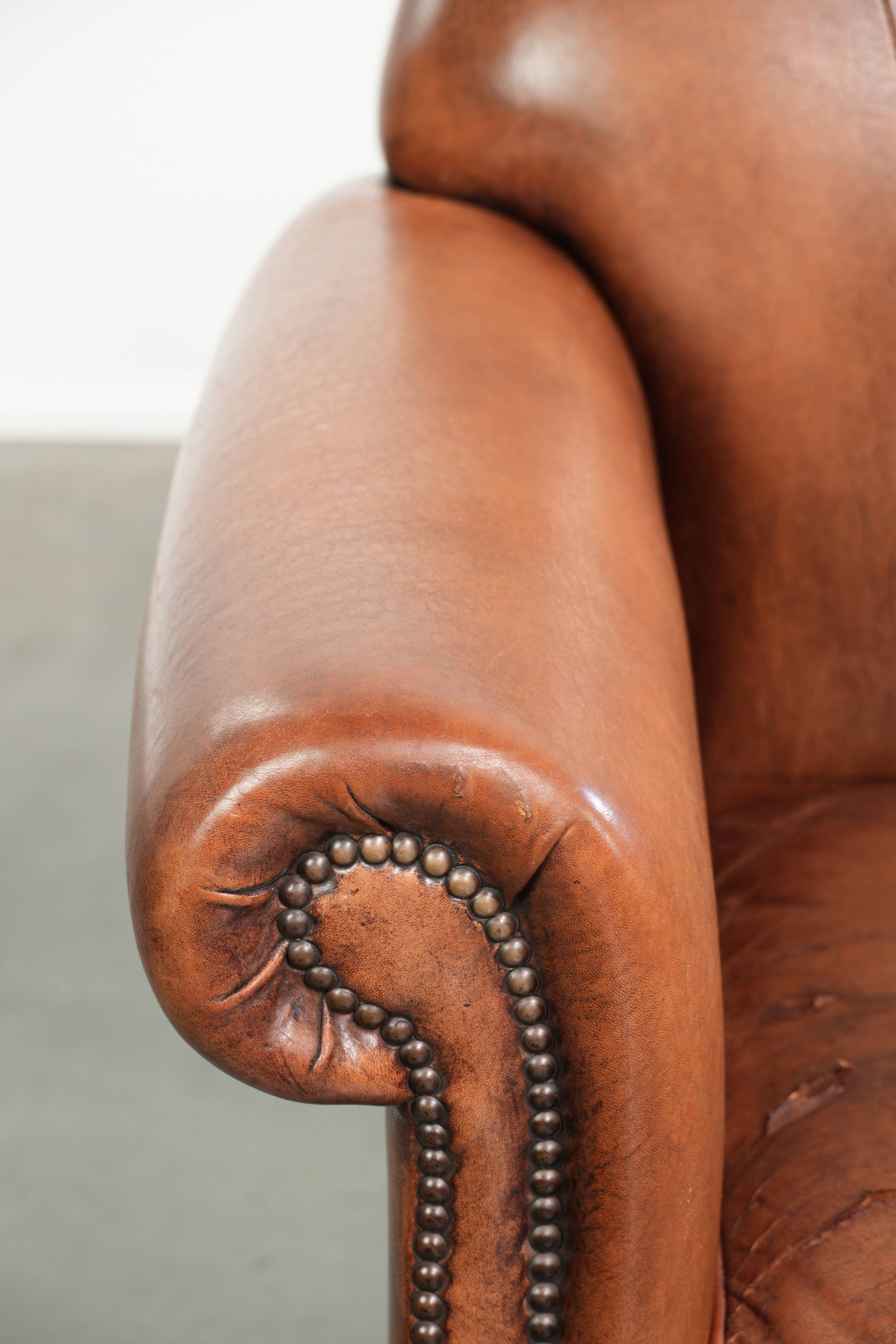 Comfortabele set van twee vintage schapenleren armchairs afgewerkt met siernagels - Afbeelding 11