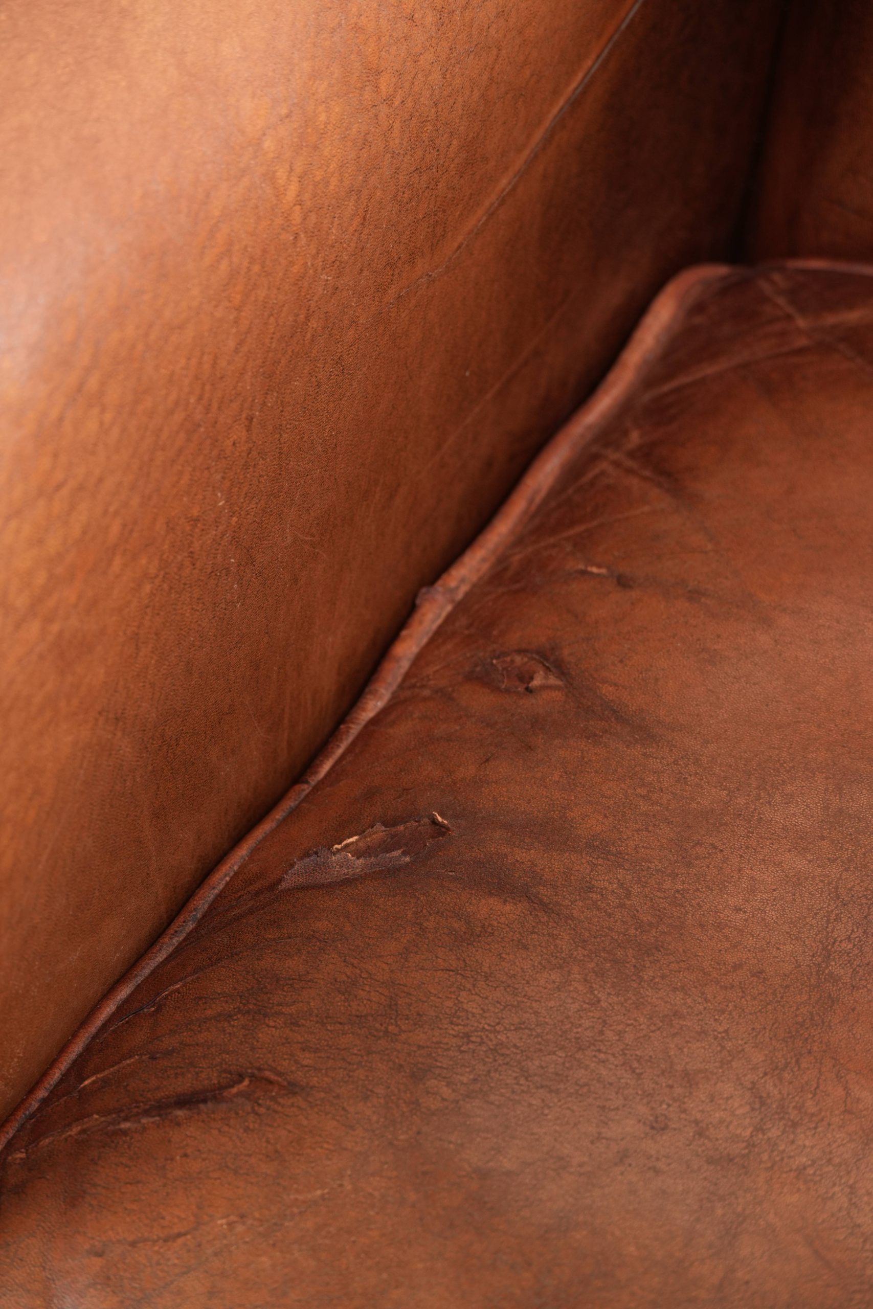 Comfortabele set van twee vintage schapenleren armchairs afgewerkt met siernagels - Afbeelding 13