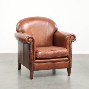 Vintage schapenleren armchair met een comfortabele zit en afgewerkt met siernagels