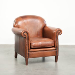 Comfortabele vintage schapenleren armchair afgewerkt met siernagels