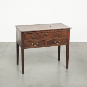 Antieke Engelse lowboy sidetable/bijzettafel uit de 18e eeuw gemaakt van eikenhout met prachtige diepe kleuren