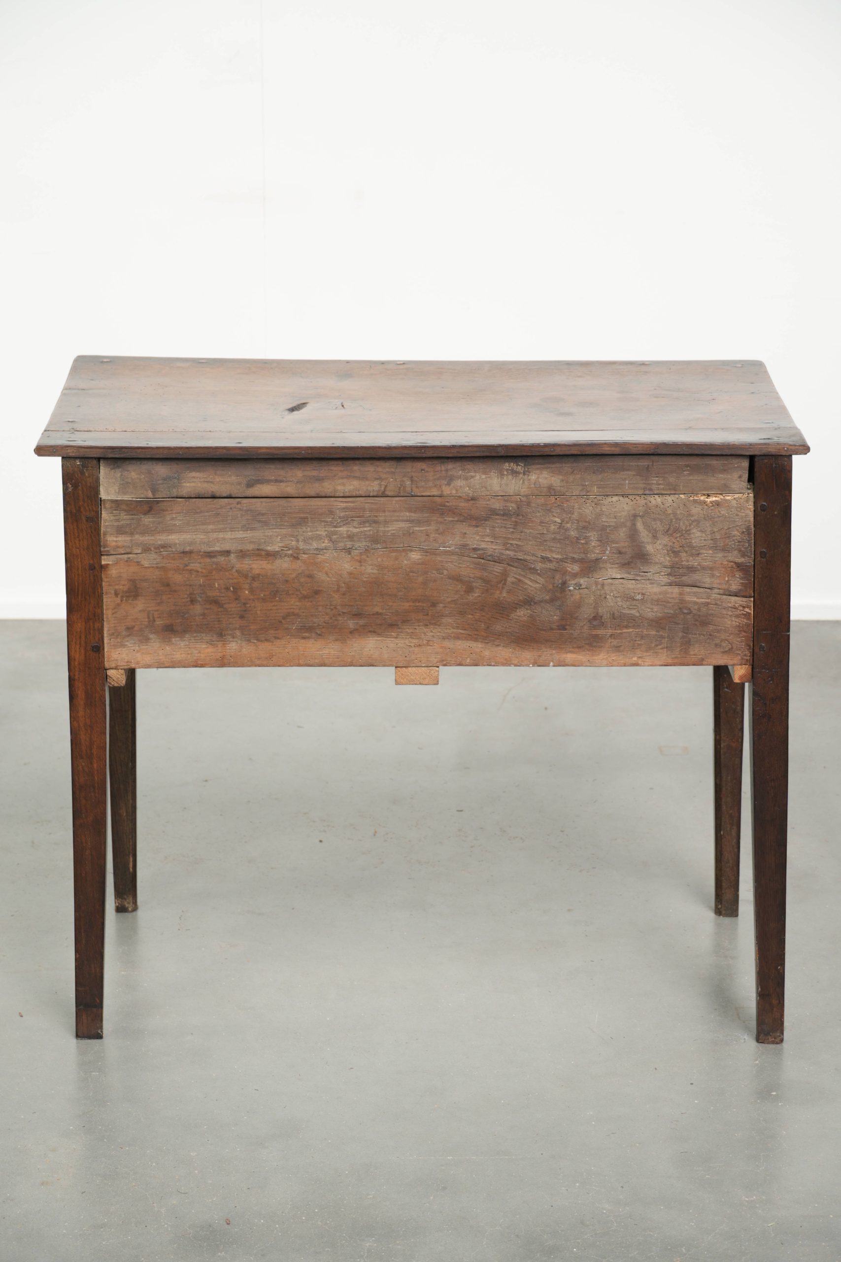 Antieke Engelse lowboy sidetable/bijzettafel uit de 18e eeuw gemaakt van eikenhout met prachtige diepe kleuren - Afbeelding 5