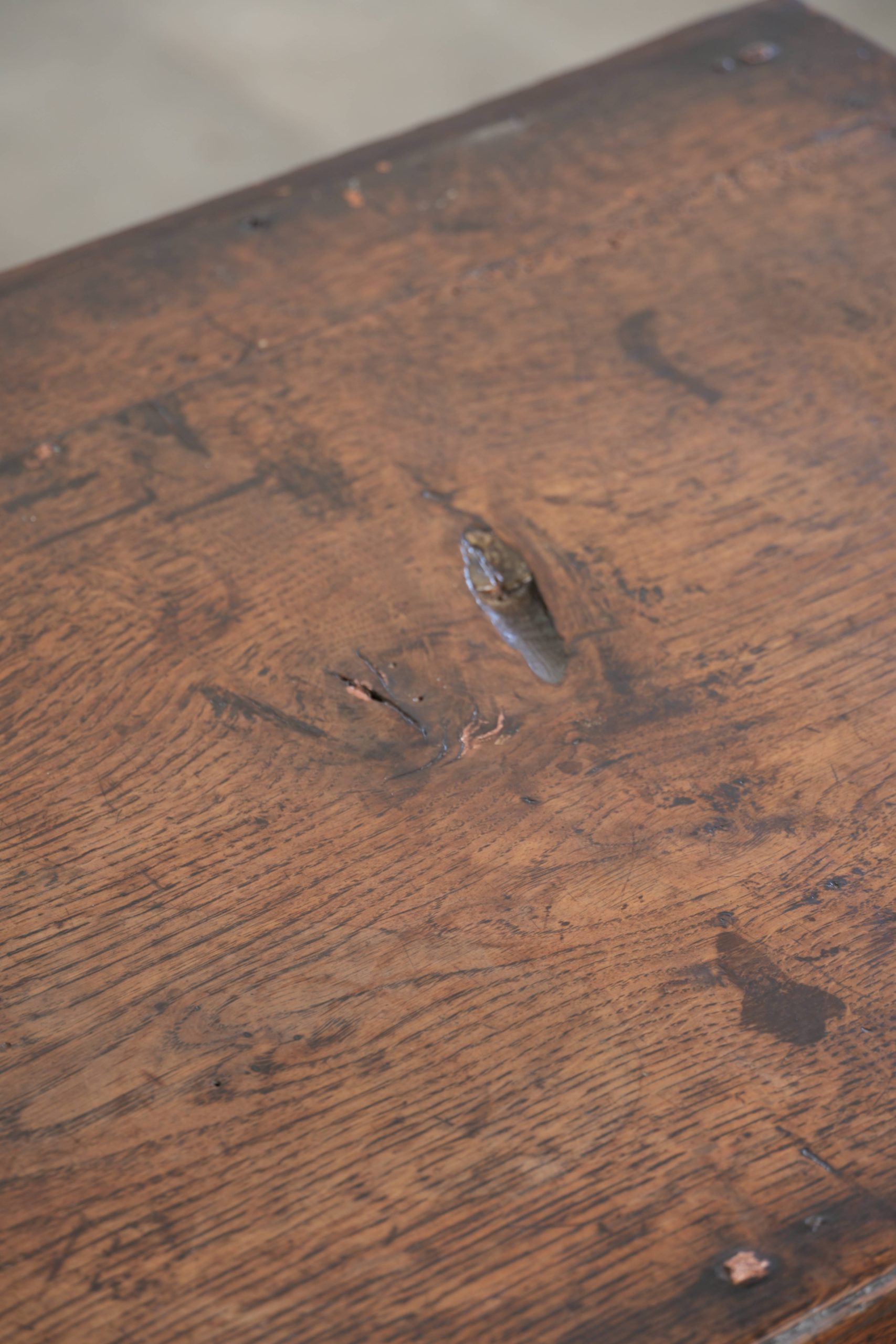 Antieke Engelse lowboy sidetable/bijzettafel uit de 18e eeuw gemaakt van eikenhout met prachtige diepe kleuren - Afbeelding 10