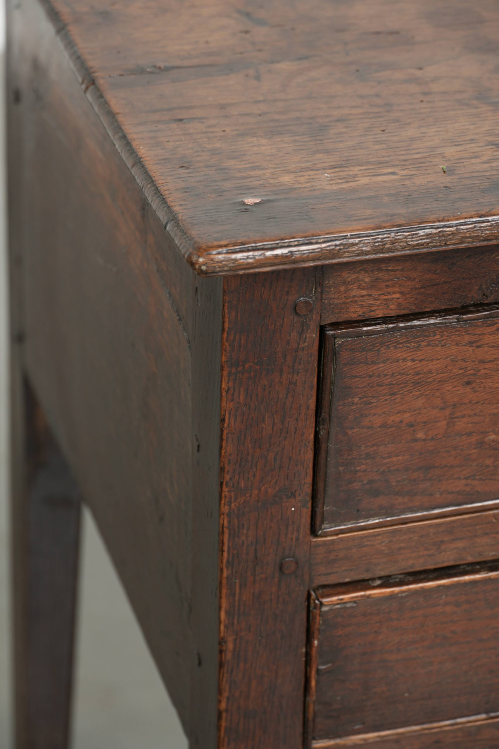 Antieke Engelse lowboy sidetable/bijzettafel uit de 18e eeuw gemaakt van eikenhout met prachtige diepe kleuren - Afbeelding 13