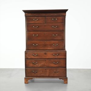 Elegante antieke Engelse ladekast/ chest on chest uit de 18e eeuw gemaakt van eikenhout en voorzien van prachtig intarsia inlegwerk