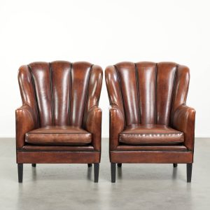 Set van 2 karaktervolle schapenleren armchairs in een uniek design met zwarte biezen en diepe kleuren