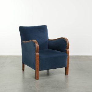 Elegante Art Deco design armchair uit begin 20e eeuw in een blauwe stof met eikenhouten armleuningen