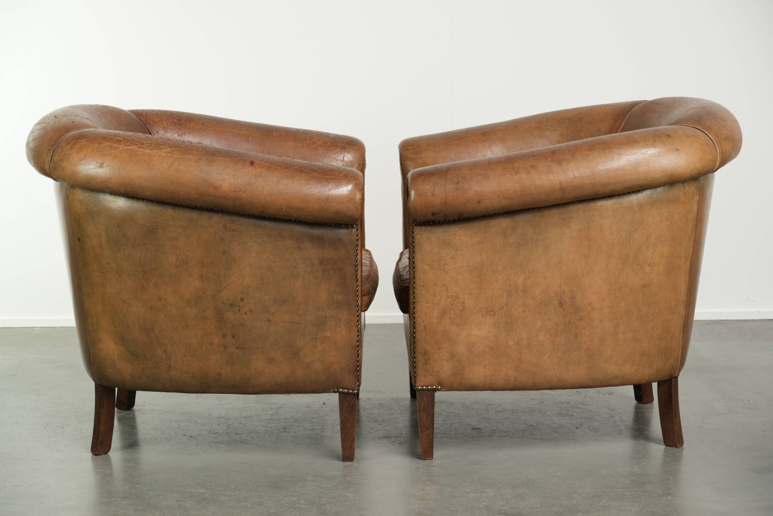 Stoere set van 2 grote vintage schapenleren clubfauteuils met een prachtig patina - Afbeelding 2
