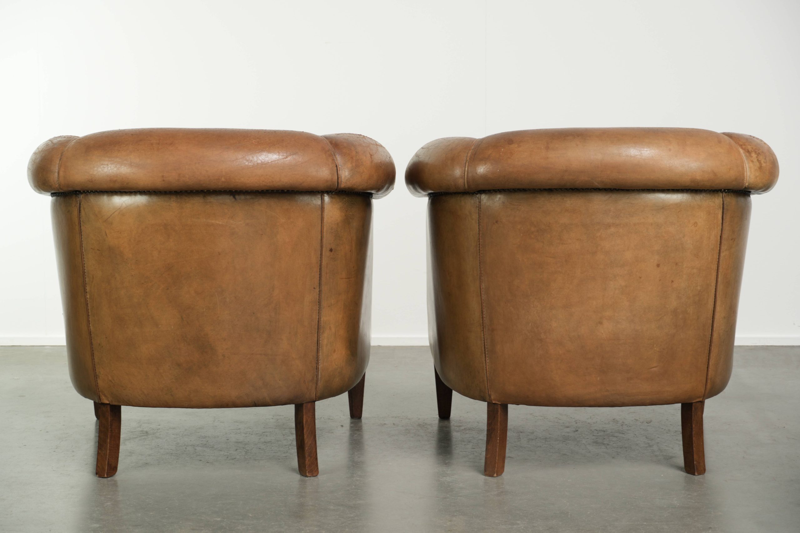 Stoere set van 2 grote vintage schapenleren clubfauteuils met een prachtig patina - Afbeelding 3