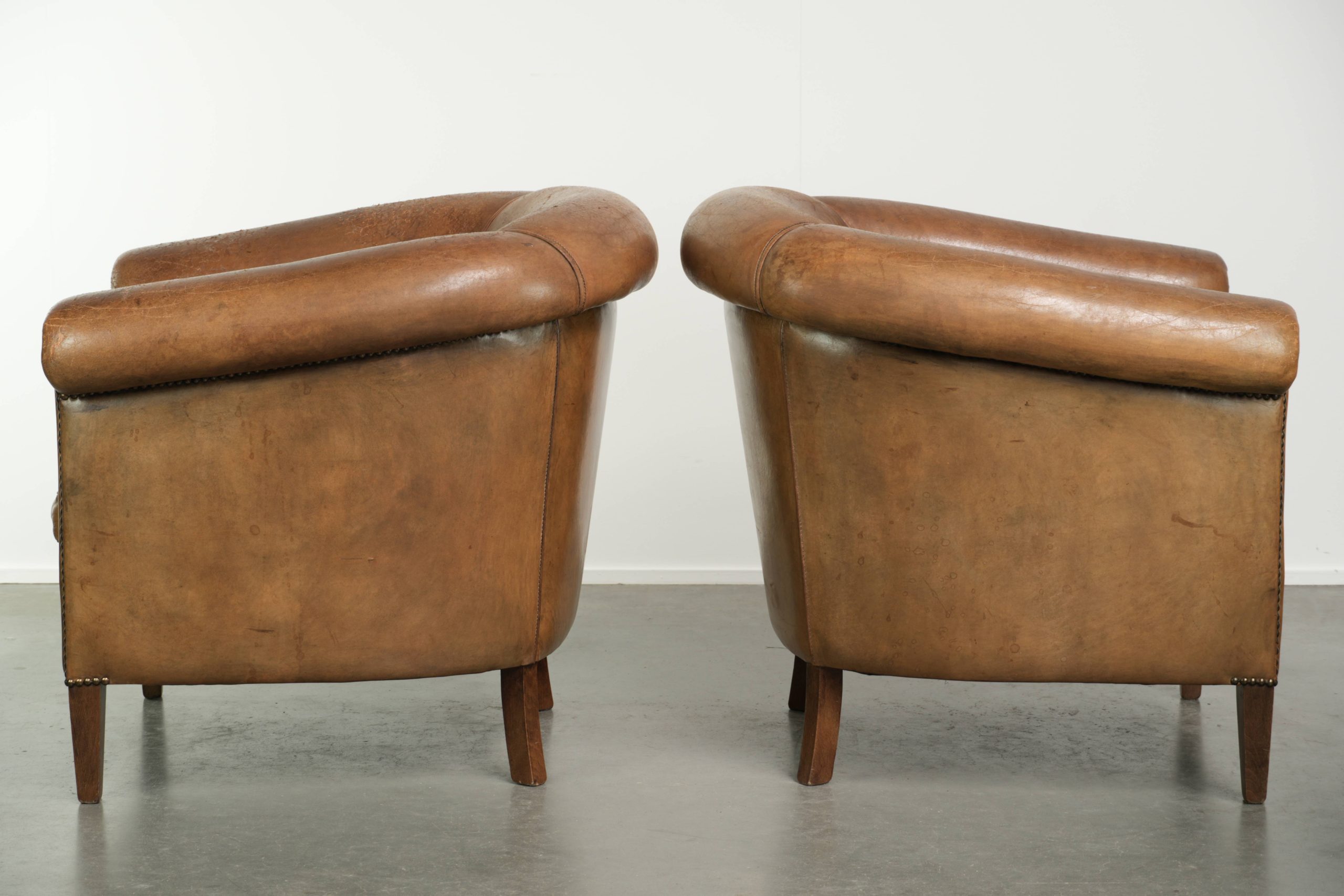 Stoere set van 2 grote vintage schapenleren clubfauteuils met een prachtig patina - Afbeelding 4