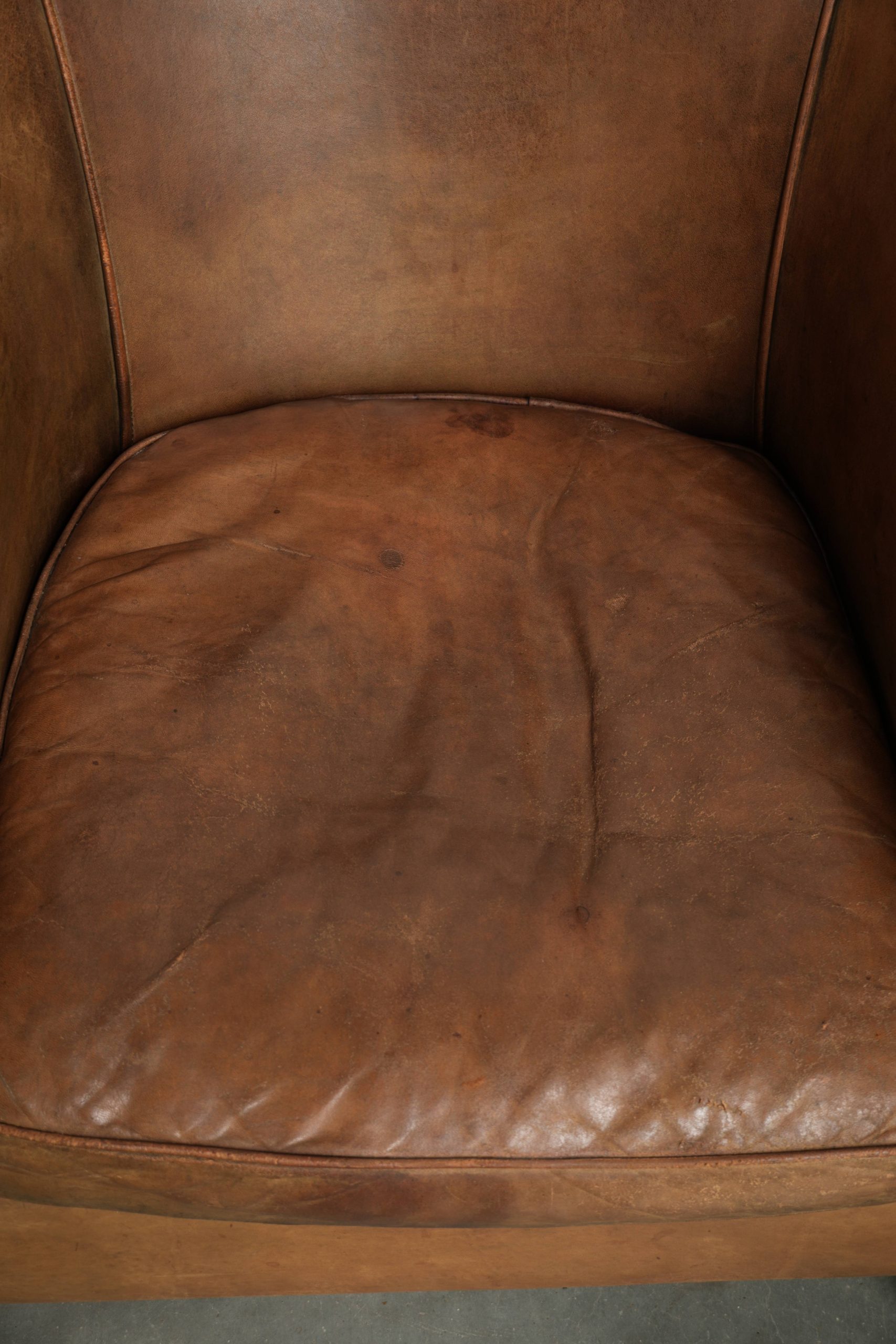 Stoere set van 2 grote vintage schapenleren clubfauteuils met een prachtig patina - Afbeelding 5